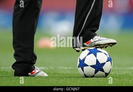 Nahaufnahme eines Spielers, auf dem ein Fuß ruht Ein offizieller Adidas Champions League Match Ball Stockfoto