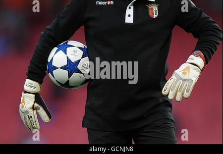 Nahaufnahme eines Torwarts, der einen offiziellen Adidas hält Champions League Match Ball Stockfoto