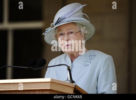 Die britische Königin Elizabeth II. Spricht am ersten Tag des viertägigen Besuchs des Papstes im Vereinigten Königreich eine Menschenmenge in den Gärten des Palace of Holyroodhouse in Edinburgh an. Stockfoto