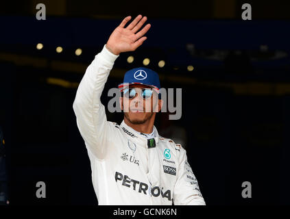 Mercedes Lewis Hamilton feiert die Pole-Position während Qualifying für das Jahr 2016 British Grand Prix in Silverstone, Towcester. Stockfoto