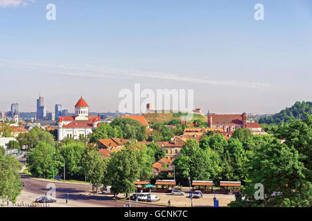 Obere Burg und Kathedrale von Theotokos in Vilnius, Litauen. Gediminas-Turm wird auch als obere Burg genannt. Litauen gehört zu den baltischen Staaten in Osteuropa. Stockfoto