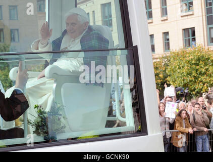 Papst Benedikt XVI. Winkt auf Protestierende, die Plakate in der Lothian Road, Edinburgh halten, nachdem er früher am Tag in der Stadt für einen viertägigen Besuch im Vereinigten Königreich angekommen war. Stockfoto