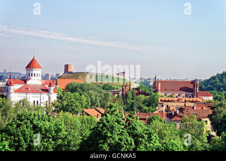 Obere Burg und Kathedrale von Theotokos im Zentrum von Vilnius, Litauen. Gediminas-Turm wird auch als obere Burg genannt. Litauen gehört zu den baltischen Staaten in Osteuropa. Stockfoto