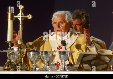 Papst Benedikt XVI. Bei einer Messe im Bellahouston Park in Glasgow. Stockfoto