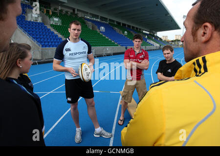 Glasgow Warriors Rugby-Spieler Alastair Kellock mit Rugby-Kapitäninnen von Frauen- und Männerseiten von Universitäten in Glasgow während einer Mediensitzung auf dem Scostoun Sports Campus, Glasgow. Stockfoto