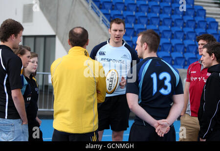 Glasgow Warriors Rugby-Spieler Alastair Kellock mit Rugby-Kapitäninnen von Frauen- und Männerseiten von Universitäten in Glasgow während einer Mediensitzung auf dem Scostoun Sports Campus, Glasgow. Stockfoto