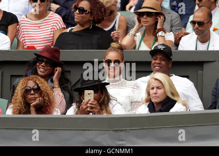 Jay-Z (rechts) und Beyonce in Serena Williams Spieler Feld am Tag zwölf der Wimbledon Championships bei den All England Lawn Tennis and Croquet Club, Wimbledon. Stockfoto