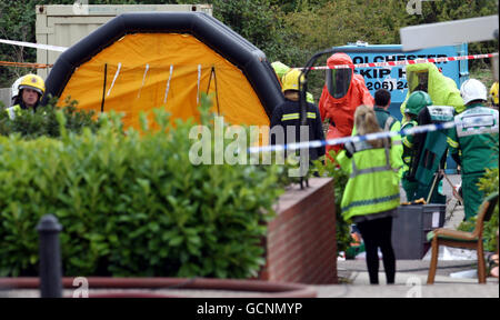 Rettungsdienste vor Ort in Springwood Drive, Braintree, Essex nach der Entdeckung von zwei Leichen in einem Auto heute Morgen. Stockfoto