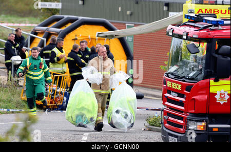 Rettungsdienste vor Ort in Springwood Drive, Braintree, Essex nach der Entdeckung von zwei Leichen in einem Auto heute Morgen. Stockfoto