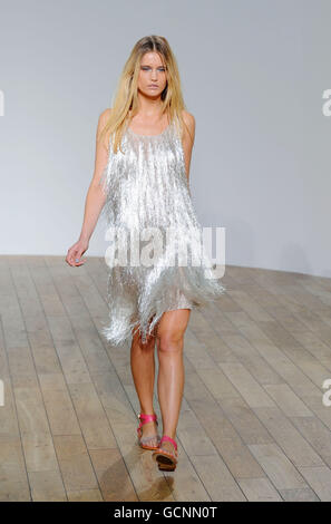 Ein Model auf dem Laufsteg während der Nicole Farhi Frühjahr/Sommer Kollektion, die im Rahmen der London Fashion Week in der Floral Hall im Royal Opera House in London gezeigt wird. Stockfoto