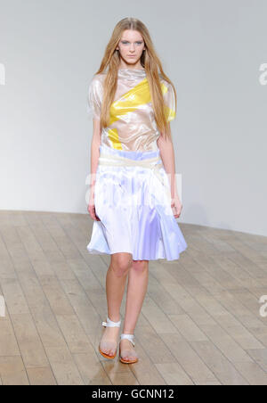 Ein Model auf dem Laufsteg während der Nicole Farhi Frühjahr/Sommer Kollektion, die im Rahmen der London Fashion Week in der Floral Hall im Royal Opera House in London gezeigt wird. Stockfoto