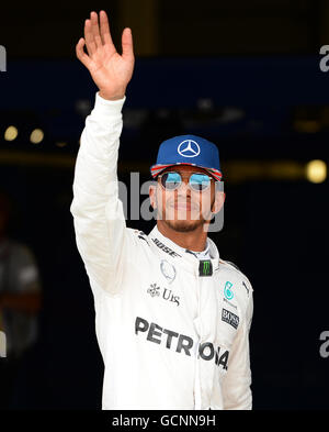 Mercedes Lewis Hamilton feiert die Pole-Position während Qualifying für das Jahr 2016 British Grand Prix in Silverstone, Towcester. Stockfoto