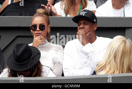 Jay-Z (rechts) und Beyonce in Serena Williams Spieler Feld am Tag zwölf der Wimbledon Championships bei den All England Lawn Tennis and Croquet Club, Wimbledon. Stockfoto