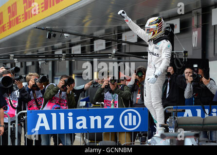 Mercedes Lewis Hamilton feiert die Pole-Position während Qualifying für das Jahr 2016 British Grand Prix in Silverstone, Towcester. Stockfoto