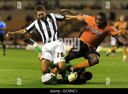 Jon Harley von Notts County und Torwart Rob Burch drängen Wolverhampton Wanderers Sylvan Ebanks-Blake beim dritten Carling Cup-Spiel in Molineux, Wolverhampton. Stockfoto