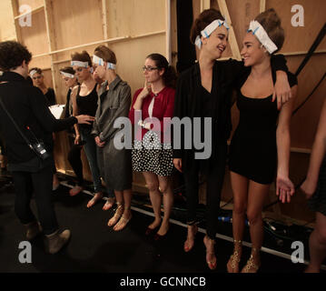 Models Backstage vor der Issa Frühjahr/Sommer London Fashion Week Show im Chelsea College of Art and Design, London. Stockfoto