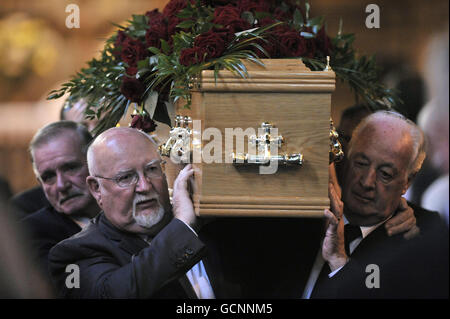 Der Sarg von Jimmy Reid, dem Gewerkschaftsführer der Werft in Glasgow, verlässt die Govan Old Parish Church in Glasgow. Stockfoto