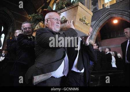 Der Sarg von Jimmy Reid, dem Gewerkschaftsführer der Werft in Glasgow, verlässt die Govan Old Parish Church in Glasgow. Stockfoto