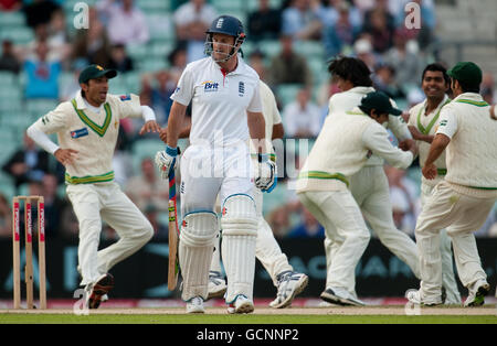 England Kapitän Andrew Strauss wird von Pakistans Mohammed Amir während des dritten npower Tests am Brit Insurance Oval, London entlassen. Stockfoto