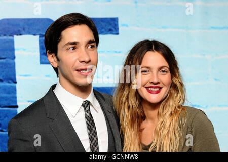 Drew Barrymore und Justin Long kommen zur Weltpremiere von Going the Distance im Vue Cinema, Leicester Square, London Stockfoto