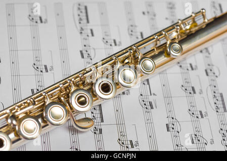 Gold Flute auf einer Partitur Stockfoto