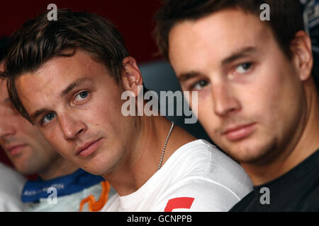 Leo Mansell (links) mit seinem Bruder Greg Mansell (rechts) während des Le Mans Series Preview Day im Sandown Park, Surrey. Stockfoto