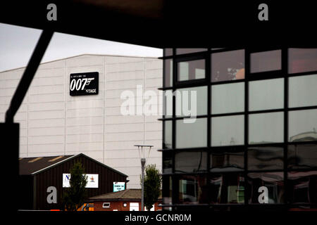 Die Bühne 007 in den Pinewood Studios in Iver Heath, Buckinghamshire. Die Filmstudios Pinewood Shepperton gaben ihrem Vorsitzenden Michael Grade heute etwas Luft, indem sie höhere als erwartete Einnahmen prognostizierte. Stockfoto