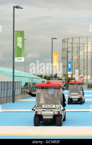 Das FIFA Inspection-Team nimmt an einer Tour während der FIFA-WM-Bid-Inspektion 2018 im City of Manchester Stadium, Manchester, Teil. Stockfoto