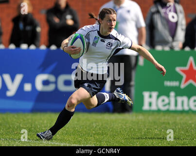 Rugby Union - IRB Women's World Cup - Tag zwei - Pool C - Frankreich - Schottland - Surrey Sports Park. Die schottische Lucy Millard rennt ein, um einen Versuch zu machen Stockfoto