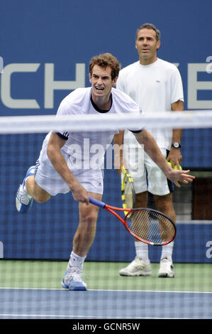 EXKLUSIV. Andy Murray und der spanische Trainer Alex Corretja (rechts) während einer Trainingseinheit in Flushing Meadows vor den US Open 2010 in New York City Stockfoto
