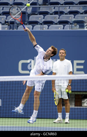 EXKLUSIV. Andy Murray und der spanische Trainer Alex Corretja (rechts) während einer Trainingseinheit in Flushing Meadows vor den US Open 2010 in New York City Stockfoto