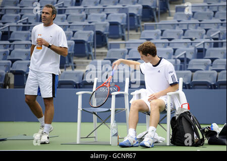 Andy Murray und der spanische Trainer Alex Corretja (links) während eines Trainings in Flushing Meadows vor den US Open 2010 in New York City Stockfoto
