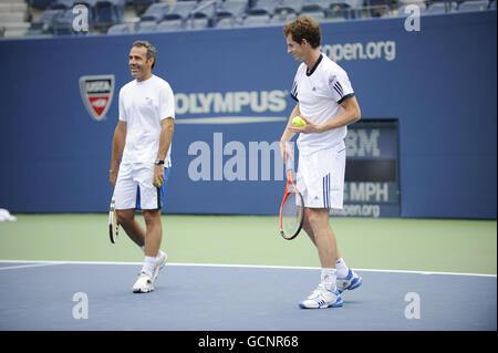 EXKLUSIV. Andy Murray und der spanische Trainer Alex Corretja (links) während einer Trainingseinheit in Flushing Meadows vor den US Open 2010 in New York City Stockfoto