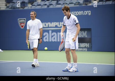 Andy Murray und der spanische Trainer Alex Corretja (links) während eines Trainings in Flushing Meadows vor den US Open 2010 in New York City Stockfoto