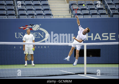 Andy Murray und der spanische Trainer Alex Corretja (links) während eines Trainings in Flushing Meadows vor den US Open 2010 in New York City Stockfoto