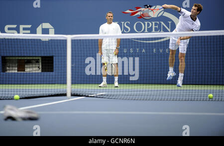 EXKLUSIV. Andy Murray und der spanische Trainer Alex Corretja (links) während einer Trainingseinheit in Flushing Meadows vor den US Open 2010 in New York City Stockfoto