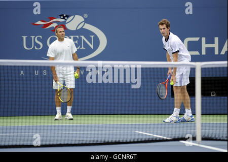 EXKLUSIV. Andy Murray und der spanische Trainer Alex Corretja (links) während einer Trainingseinheit in Flushing Meadows vor den US Open 2010 in New York City Stockfoto