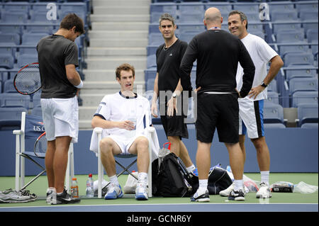 EXKLUSIV. Andy Murray und der spanische Trainer Alex Corretja (rechts) während einer Trainingseinheit in Flushing Meadows vor den US Open 2010 in New York City Stockfoto