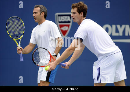 Andy Murray und der spanische Trainer Alex Corretja (links) während eines Trainings in Flushing Meadows vor den US Open 2010 in New York City Stockfoto