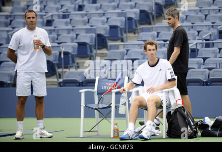 EXKLUSIV. Andy Murray und der spanische Trainer Alex Corretja (links) während einer Trainingseinheit in Flushing Meadows vor den US Open 2010 in New York City Stockfoto