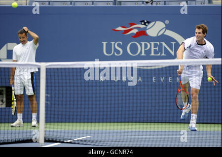 EXKLUSIV. Andy Murray und der spanische Trainer Alex Corretja (links) während einer Trainingseinheit in Flushing Meadows vor den US Open 2010 in New York City Stockfoto