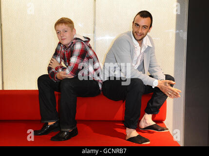 Thomas Turgoose (links) und Joe Gilgun, Stars der neuen Serie 'This is England 86', sind im BFI in London zu sehen. Stockfoto