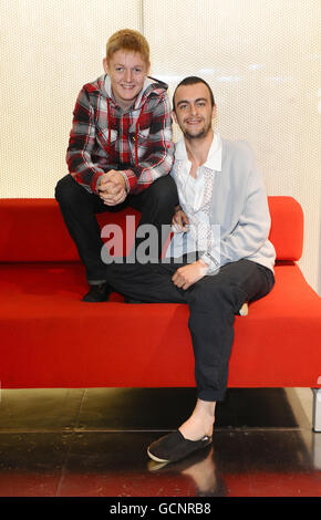 Thomas Turgoose (links) und Joe Gilgun, Stars der neuen Serie 'This is England 86', sind im BFI in London zu sehen. Stockfoto