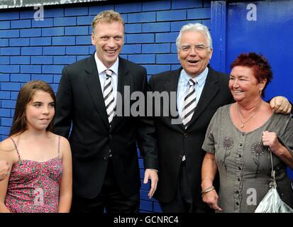 Everton-Manager David Moyes (links Mitte) mit dem Vorsitzenden Bill Kenwright CBE und Gästen vor der Enthüllung des neuesten Abschnitts der Everton Timeline. Evertons Clubgeschichte wird jetzt in einer durchgehenden Falte von Paneelen um den Goodison Park erzählt, von ihrer Gründung im Jahr 1878 bis heute. Stockfoto