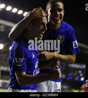 Fußball - Carling Cup - zweite Runde - Everton / Huddersfield Town - Goodison Park. Leon Osman von Everton (links) feiert sein Tor beim Carling Cup-Spiel der zweiten Runde im Goodison Park, Liverpool. Stockfoto