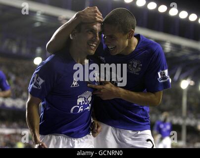 Fußball - Carling Cup - zweite Runde - Everton / Huddersfield Town - Goodison Park. Evertons Leon Osman (links) feiert mit seinem Teamkollegen Jack Rodwell, nachdem er das fünfte Tor seiner Mannschaft erzielt hat Stockfoto