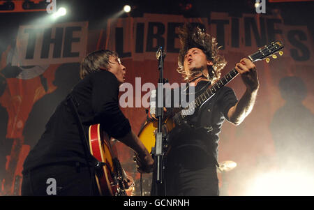 The Libertines Gig - London. Pete Doherty (links) und Carl Barat von den Libertines treten auf der Bühne des HMV Forum in Highgate, London, auf. Stockfoto