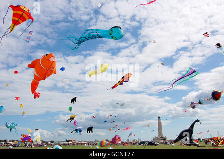 Ein allgemeiner Blick auf Drachen am Himmel während des Portsmouth International Kite Festival auf Southsea Common, Portsmouth. Stockfoto