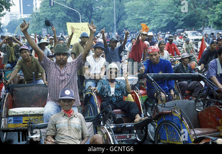 Riksha Taxifahrer Protest in der Innenstadt von Jakarta in Indonesien in Südostasien. Stockfoto