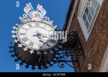 Die Tolsey Uhr in Wotton unter Edge feiert das Jubiläum von Königin Victoria Herrschaft im Jahre 1897. Stockfoto